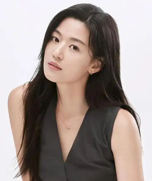 全智贤,搭配了一个淡雅的妆容,脸上没有任何多余的瑕疵,不愧是韩国