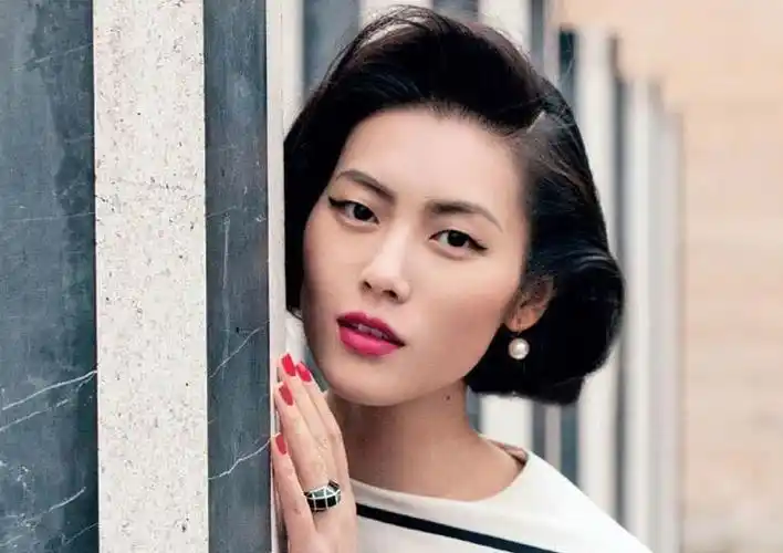 让脸部看起来容易显得比较消瘦没精神,菱形脸由于颧骨与下巴凌厉的