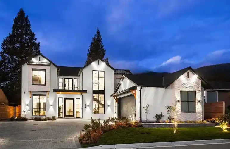 在加拿大北温哥华的一座农舍风格现代别墅