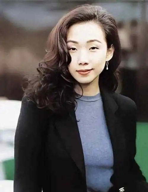 最近,天后级别的歌手林忆莲宣布了她的复出,并且她的57岁年纪依旧容光