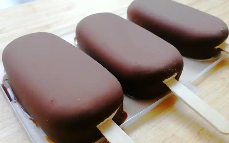 最喜欢巧克力脆皮雪糕一咬嘎嘣脆的口感做法也简单