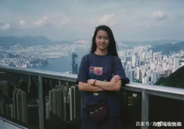梁咏琪分享18岁的珍贵旧照,长发飘飘,学生时代