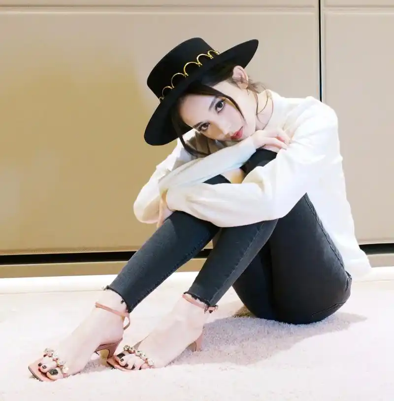 古力娜扎的一组美腿图集