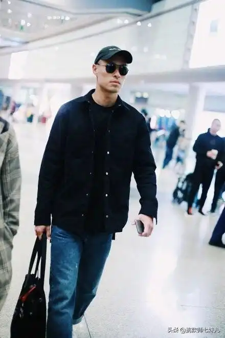 黑夹克配卷边牛仔裤,好man好帅