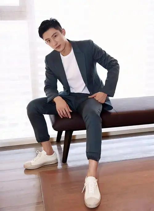 黄景瑜不仅外形帅气时尚,很多造型搭配也是可圈可点,将色彩搭配运用得