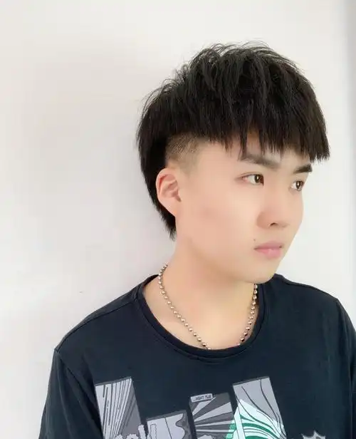 周杰伦晒新发型了,露出额头就是不一样,没想到颜值这么高