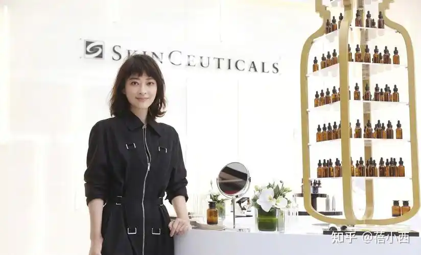 梅婷脱离微胖圈后真会穿无袖皮裙领口开条缝高级感无敌了