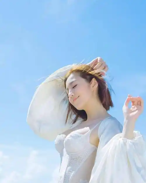 41岁陈自瑶大晒喷血照抢镜_身材_广告_希洛