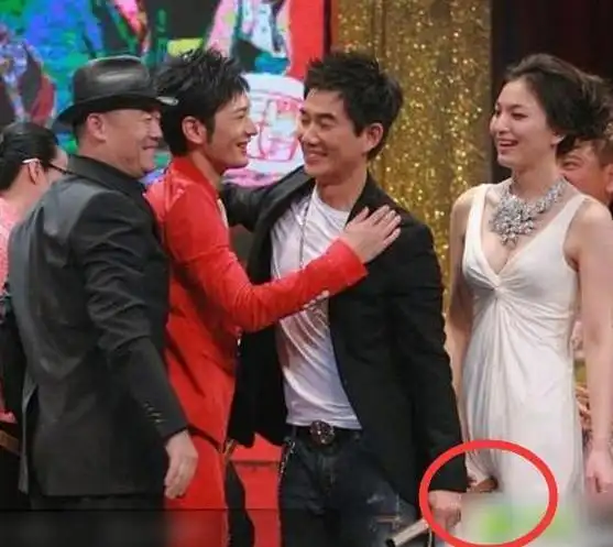 刘涛中门大开秀肉球,范冰冰那里凹进去,张爱朋支起小帐篷