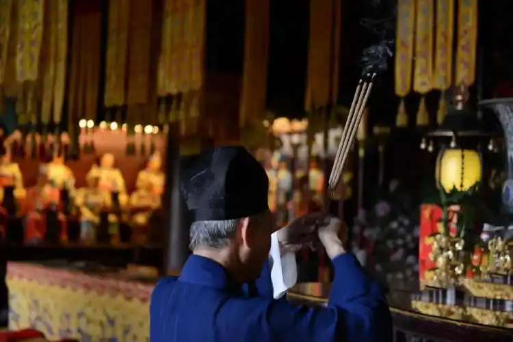 道教烧香和叩拜的敬神礼仪