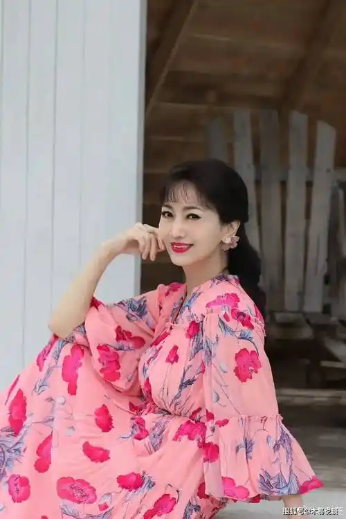 56岁伊能静赴韩国打水光针,大方让网友看脸上针眼,为了美太拼了_明星