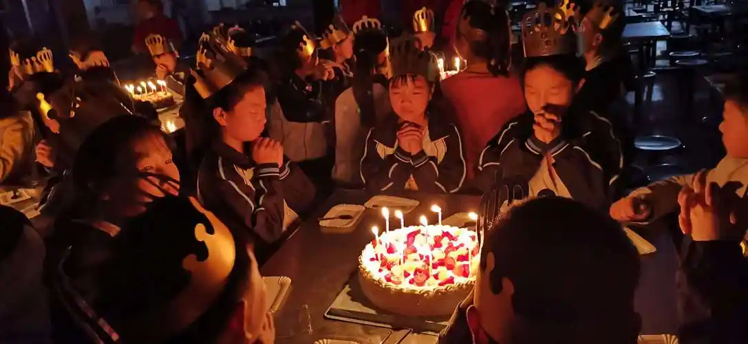 灿烂的笑脸,金色的童年------淮滨外国语学校小学生九月份集体生日