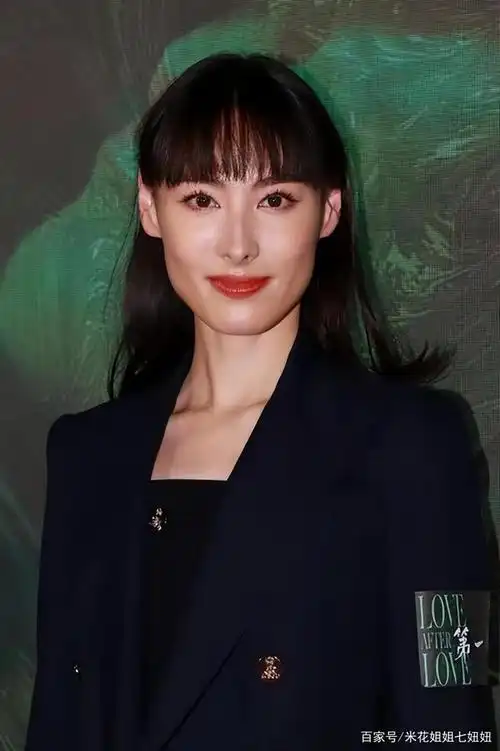 梁洛施惊艳亮相,剪齐刘海嫩成18岁妹妹,脸部却暴露真实年龄