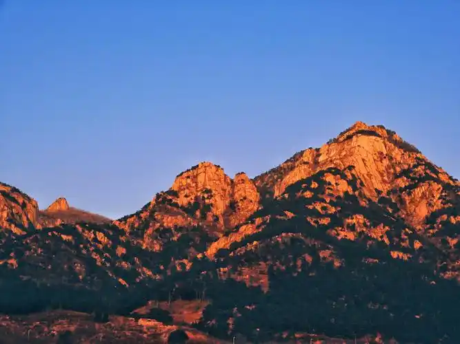 夕阳下的巍峨山峰9张