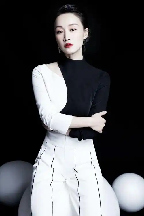 赵子琪暖春造型刚柔并济活成别人羡慕的样子