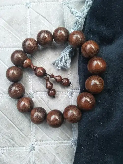 小网格状花纹的手串是什么材质呀,哪位大神给鉴定下