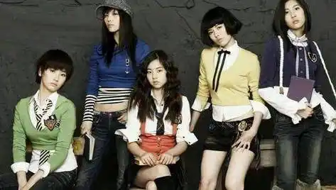 然而泫雅当时只有15岁,却已经具备了超强的爆发力,被不少人盛赞前途