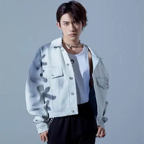宽松_易烊千玺玊尔演唱会同款喷涂牛仔外套宽松渐变时尚春秋学生男女