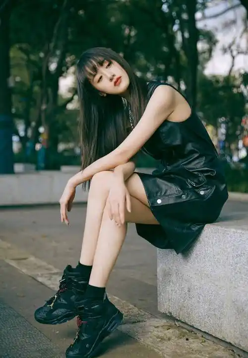 袁冰妍乖乖女走狂野风,黑色背心皮裙配黑色高帮运动鞋,又飒又美_风格