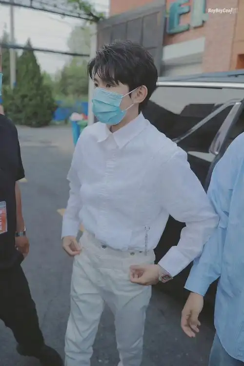 今日份新鲜的王源白衬衫造型清新帅气