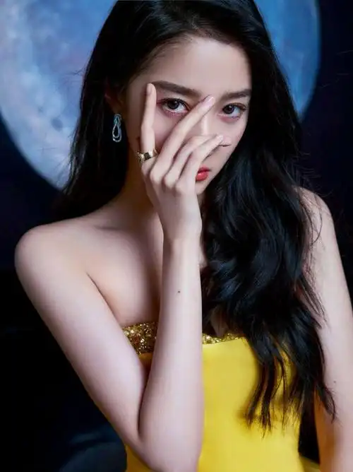 原创又被关晓彤惊艳到了穿黄色抹胸裙精致优雅高级时髦超有女神范