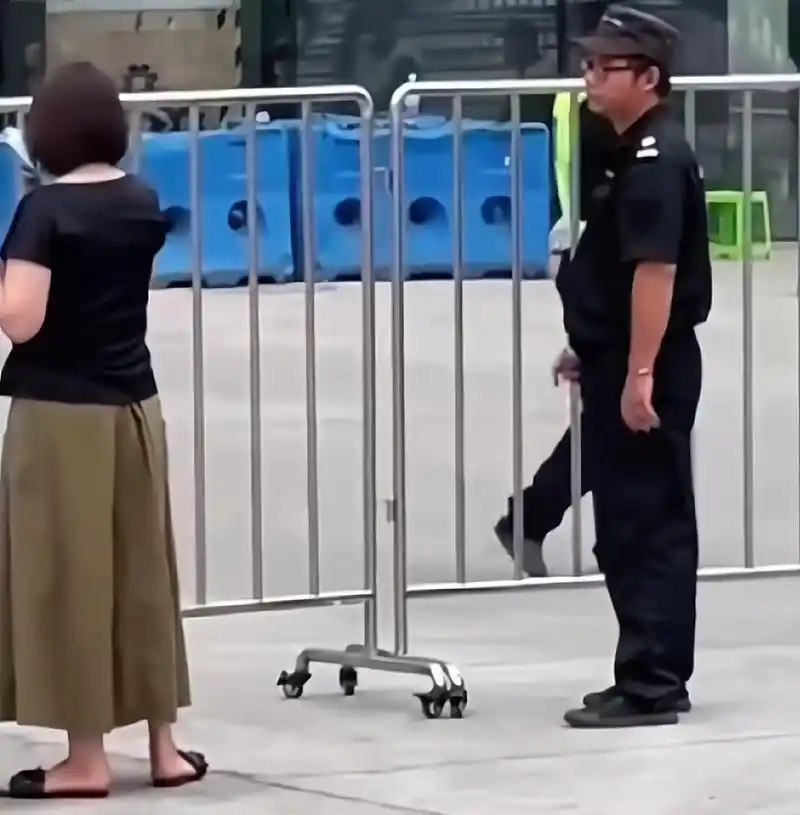 王源妈妈看儿子演唱会被拦在门外女粉丝齐喊婆婆王源我就当没听到