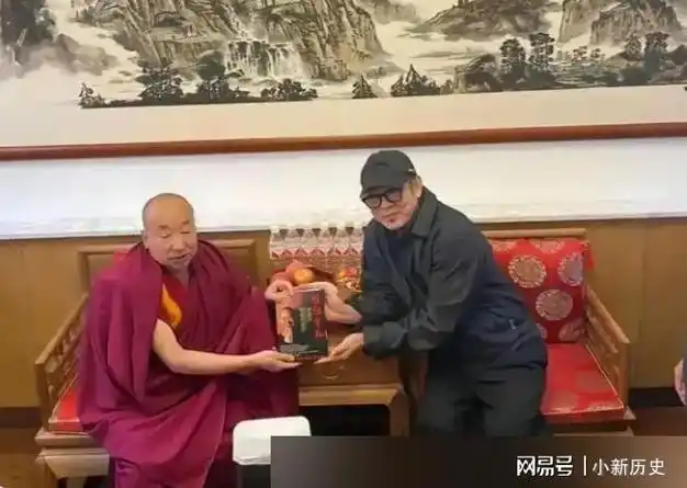 功夫巨星李连杰现身五台山,住持亲自来迎接,面容苍老需保镖搀扶