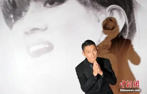 梅艳芳逝世十周年 刘德华双手合十追思