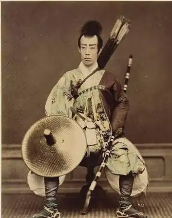 在古代,日本人为什么喜欢,把中间的头发剃掉,甚至拔光?