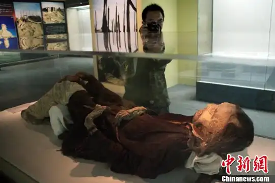 2800年干尸亮相山西 保存完好眉毛清晰可见(2)