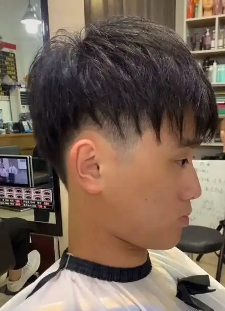 时尚碎盖头推边发型剪裁技巧 男发推边 男士发型