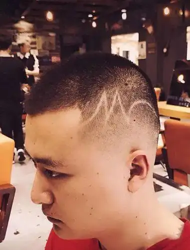 剃出寸头造型,耍酷玩转时代感的造型,侧面雕刻出的图案部分更加迷人