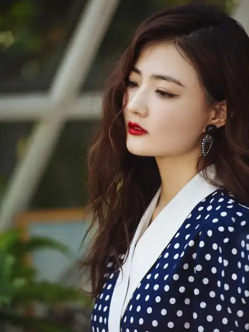 徐璐穿白色连衣短裙恋爱后越来越性感