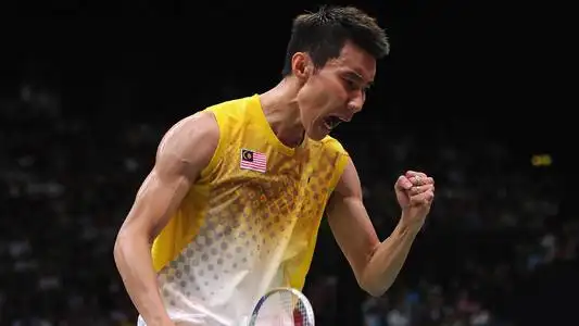 羽坛名将李宗伟携家人送祝福,一家四口齐聚一堂,给球迷们拜年