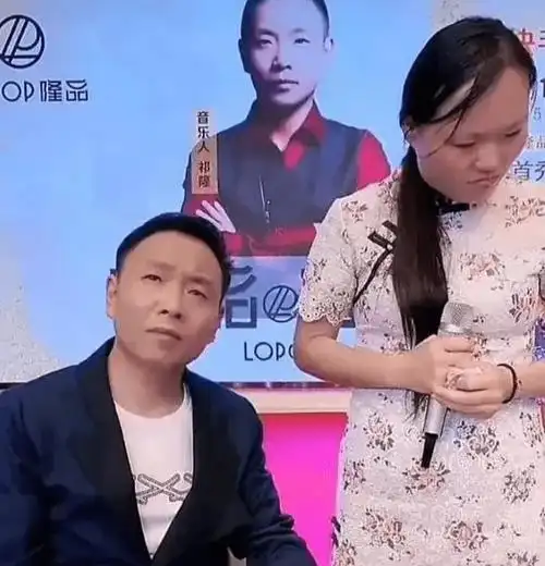 原创歌手祁隆的妻子透露他表面上温柔内心却是恶魔