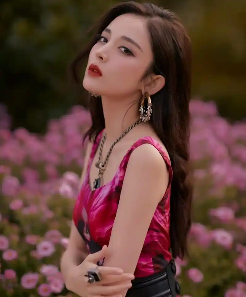 五官精致,千娇百媚的#古力娜扎# 肤白貌美的容颜,性感妖娆的身材,窈窕