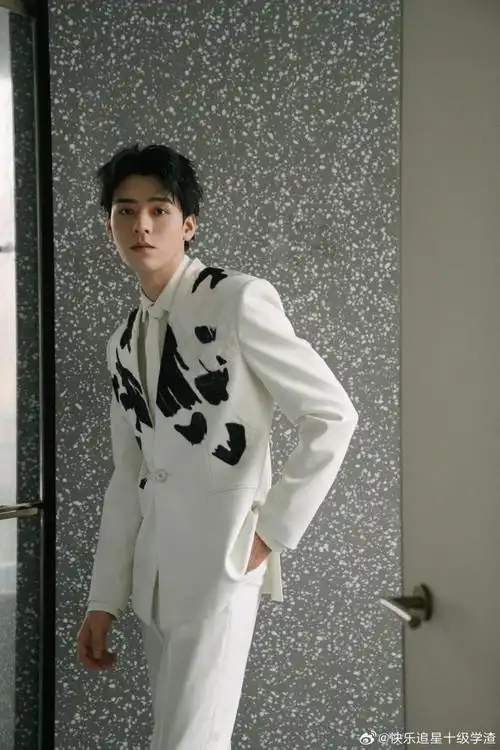 vogue时尚之力盛会龚俊身穿熊猫蜀绣西装,从头到脚满满的都是成都元素