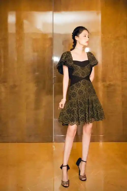 李沁墨绿色裙子真好看,全身镂空碎花甜美可人,穿上就是小仙女!