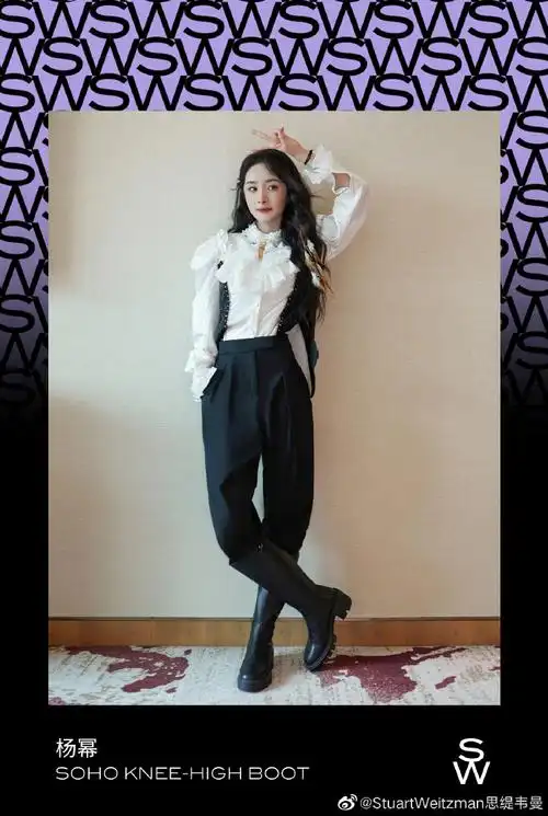 杨幂以休闲宫廷风装扮,搭配sw黑牛皮长靴,解锁不羁态度.
