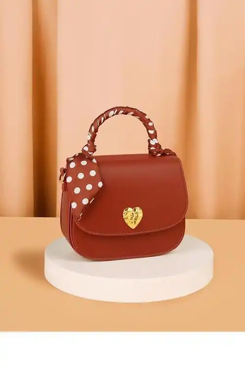 女孩子背什么样的红色包包才会好看?