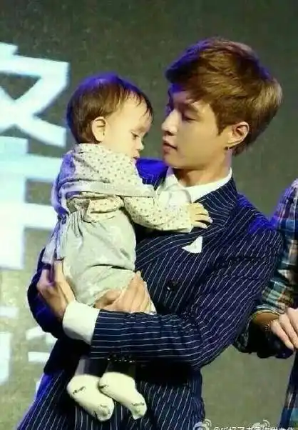 男人最帅的一瞬间~鹿晗王凯man一脸,宋仲基温柔抱章子怡女儿_孩子