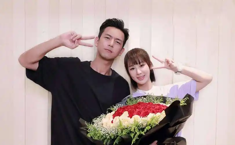 杨紫李现疑似恋情曝光网友静待官宣