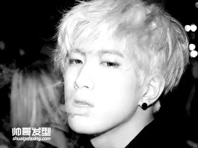 告别单调男生新潮渐变撞色染发发型