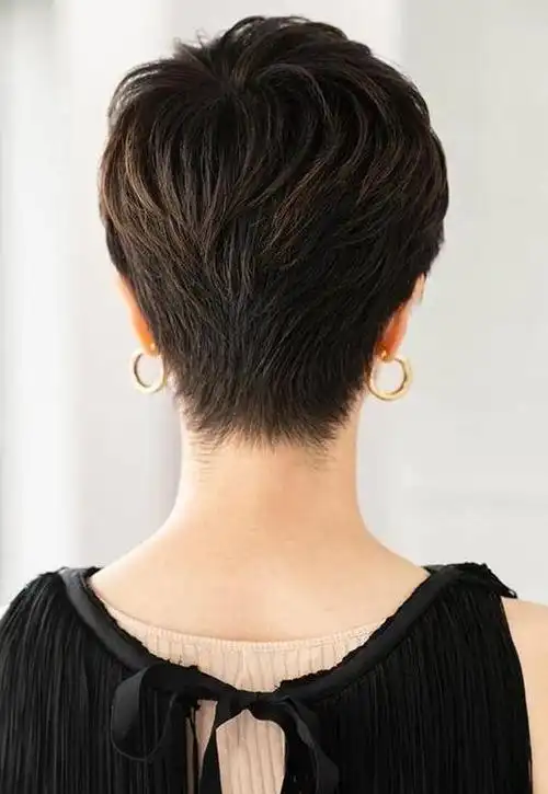 对46到76岁的姐姐们来说,尝试放下长发,试试小短碎发,可以展现更多的