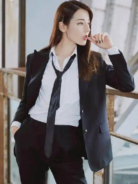 女生穿西服比男生还飒攻气十足白衬衫系领带霸气撩人