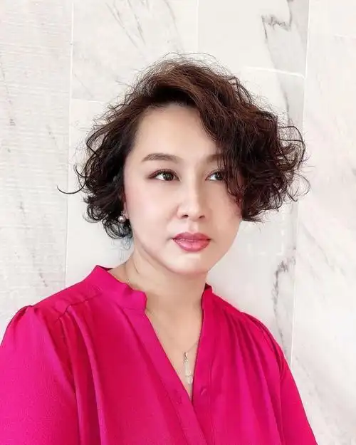 50岁左右的女性更适合纹理烫短发