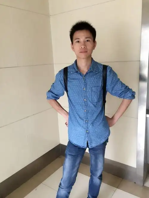 男票上班啰.要一张生活照.看我这技术,随便照了一张,都是男神级别的