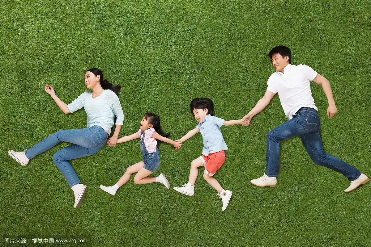 幸福的一家四口手牵着手奔跑