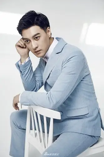 组图:何建泽型男写真眉目如画 活力满满电眼威力足