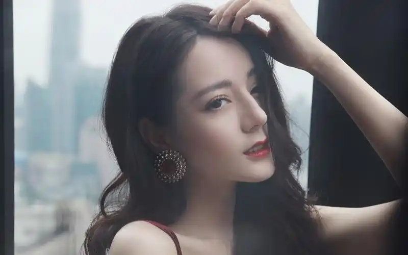 迪丽热巴修身红裙性感高清桌面壁纸